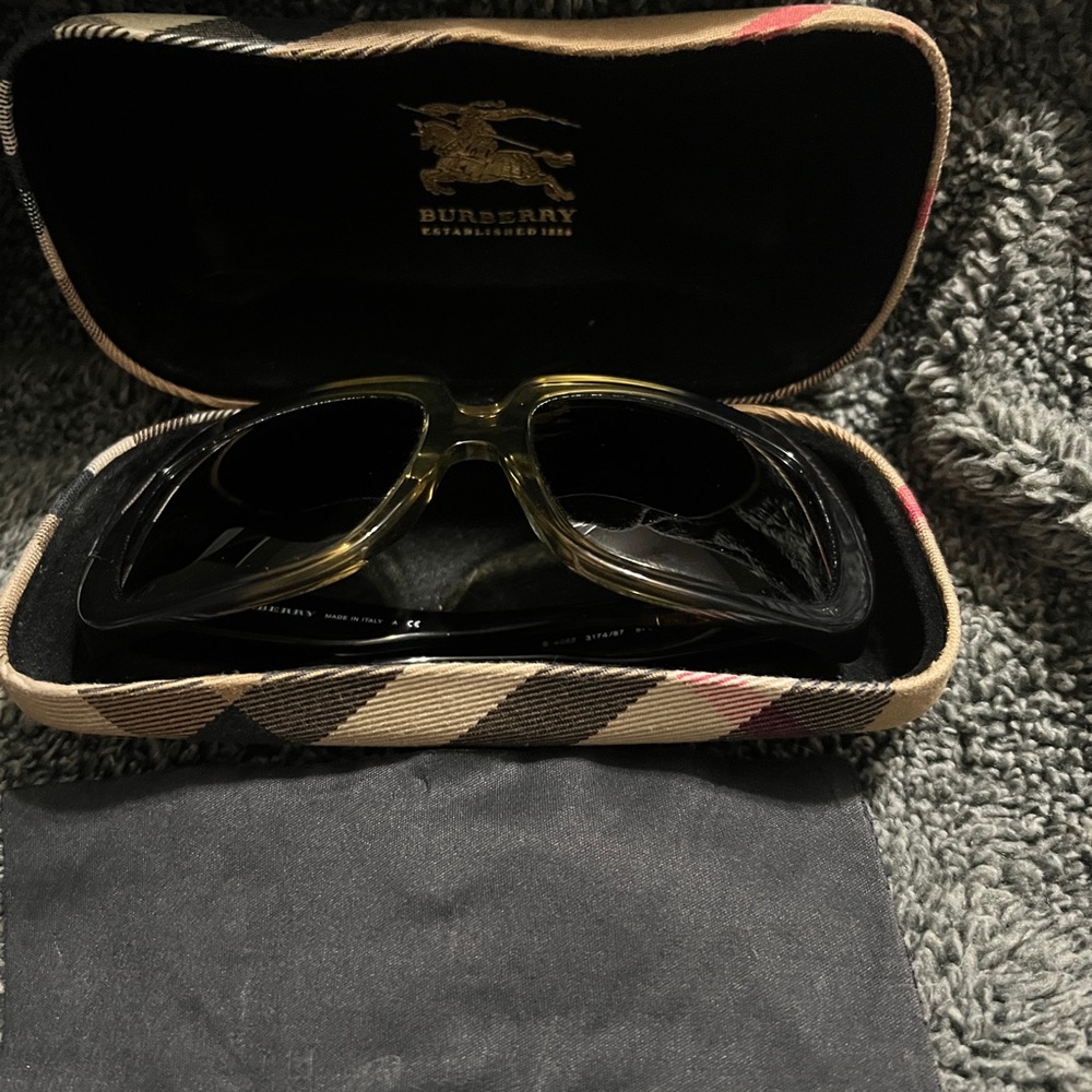 BURBERRY SUNGLASSES